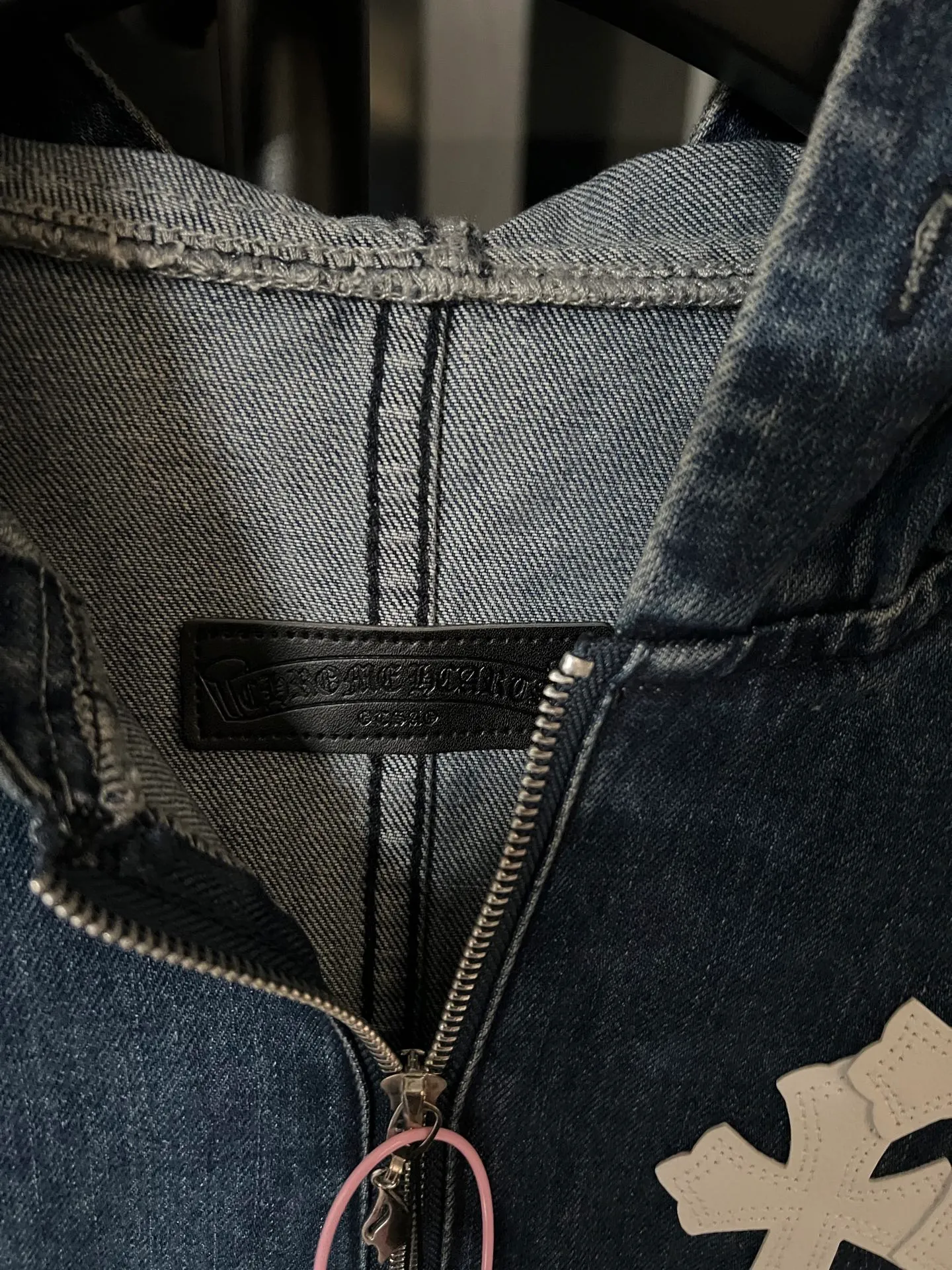 P250 [Next day] Chrome Hearts/Chrome Hearts 25FW Chest patch + double embroidery Sanskrit print design CH half zipper denim sweatshirt (blue) The new half zipper denim sweatshirt is not bad. It is quite casual, with a loose fit, simple blue and white color scheme, full of details, leather logo, Sanskrit print, classic denim fabric, no matter the body shape, anyone can control it, celebrity private wear, same style for men and women, look for the correct version. All I can say is that it’s absolutely absolutely stunning🔥 Size: S M L Detailed size can be found in picture 9